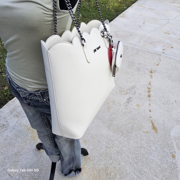 NWT WHITE n PEWTER BETSEY JOHNSON XO TOTE w/ HEART POUCH - Picture 2 of 5